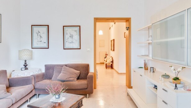 Ein Wohnzimmer mit Sofa, Couchtisch und einem Kunstwerk an der Wand.