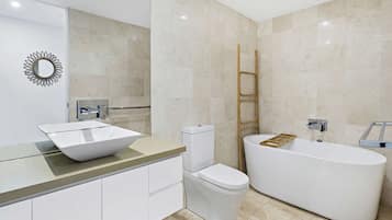 Shower, free toiletries, towels