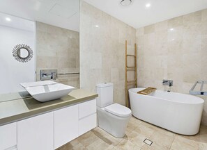 Regadera, amenidades de baño gratuitas, toallas