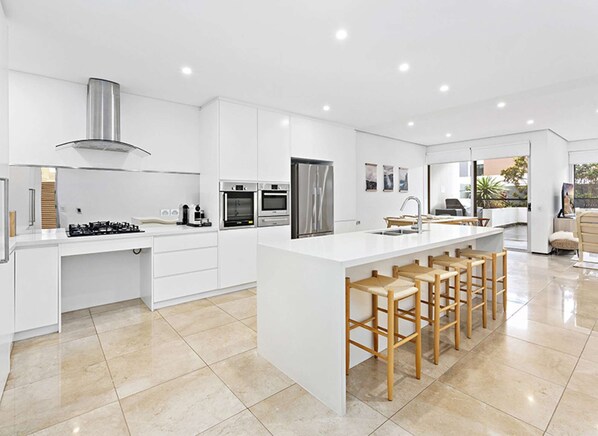 Fridge, oven, stovetop, dishwasher