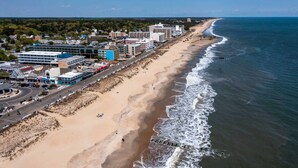 Un paisaje urbano costero con playa, edificios y cielo despejado.