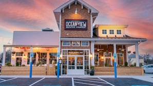 Un edificio con un cartel que dice "Delaware's Oceanview Brewing Company" en el número 85 de la Avenida Atlántico.