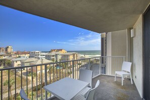 Outdoor dining - Mainsail 351 - Gulf Front, Free Beach Service, Heated Pool, Tennis + Fitness! (Miramar Beach)