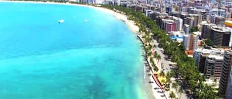 Ubicación a pie de playa y tumbonas