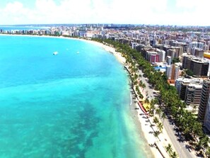 Sulla spiaggia, lettini da mare