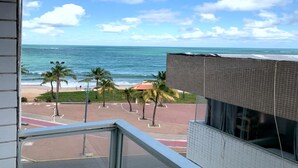 Vista de una playa con palmeras y el océano.