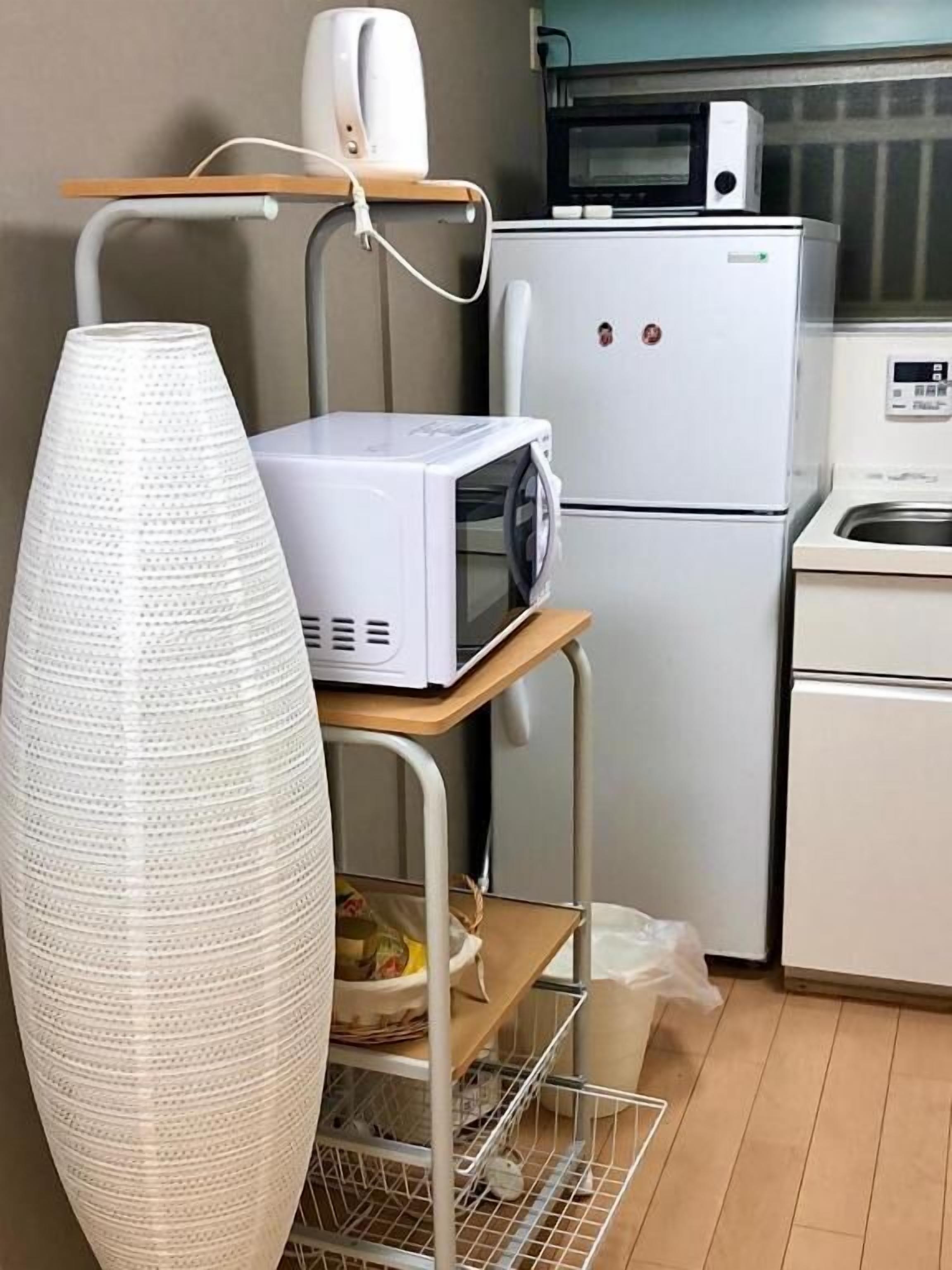 House, Non Smoking | Private kitchenette | Fridge, microwave, stovetop, cookware/dishes/utensils