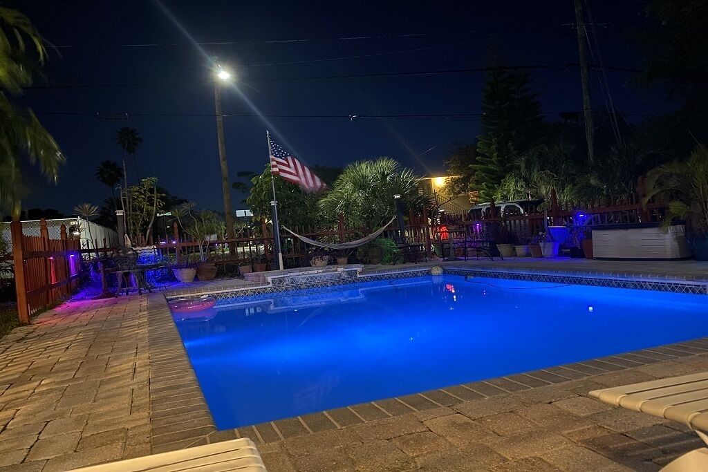 Una piscina al aire libre, una piscina climatizada