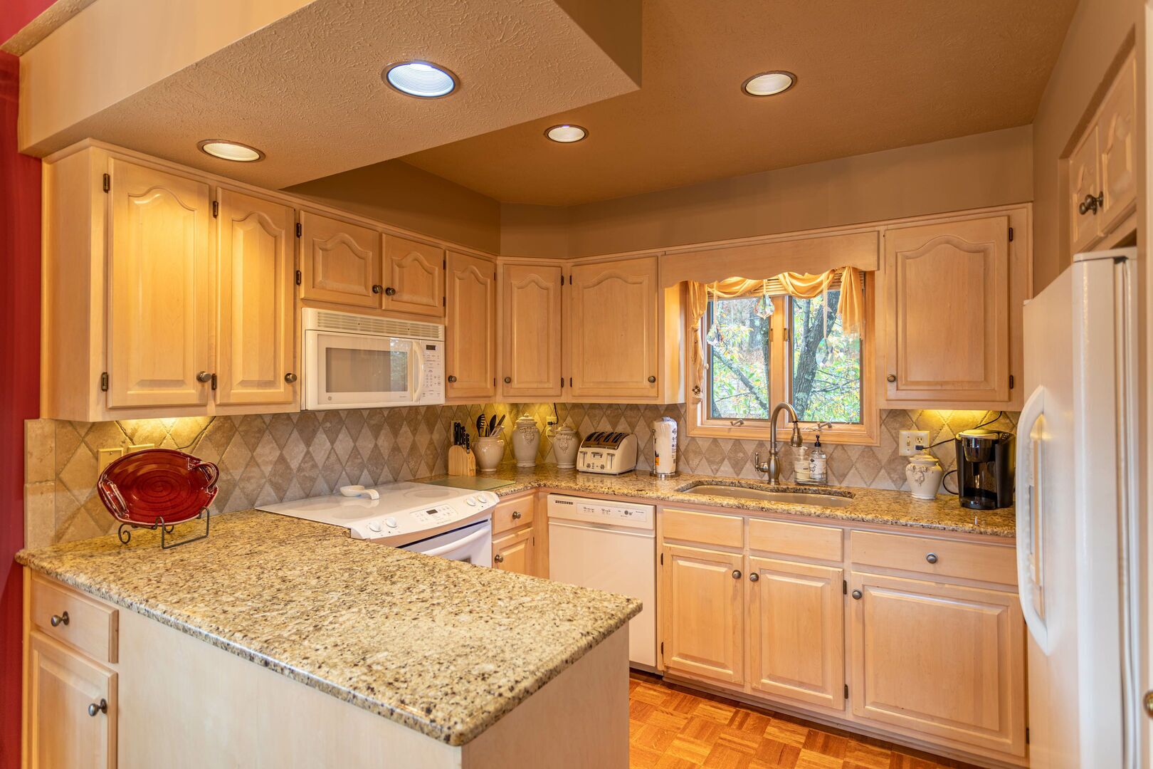 Chetola Hickory 4 - 3bd 3ba with fireplace and vaulted ceilings in the beautiful Chetola Resort