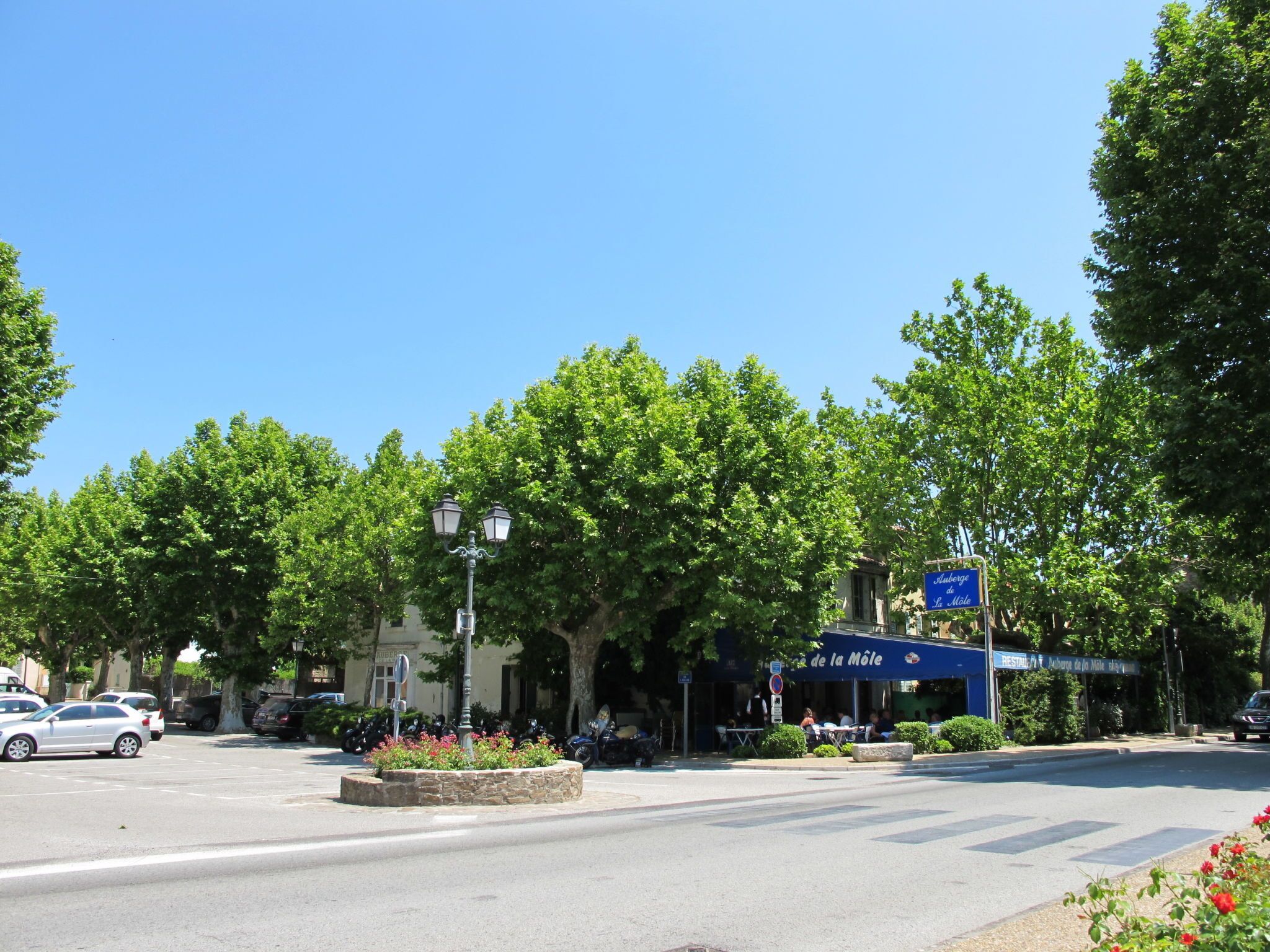 Straßenansicht mit einem Café namens 'La Môle' und einem Restaurant 'Restuarant de la Môle'.