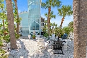Terrace/patio - BEST LOCATION! NORTH END OF ANNA MARIA, FL STEPS TO BEACH & DINING - LOWER UNIT (Anna Maria)