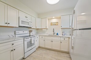Fridge, microwave, oven, stovetop - BEST LOCATION! NORTH END OF ANNA MARIA, FL STEPS TO BEACH & DINING - LOWER UNIT (Anna Maria)