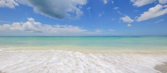 BEST LOCATION! NORTH END OF ANNA MARIA, FL STEPS TO BEACH & DINING - LOWER UNIT