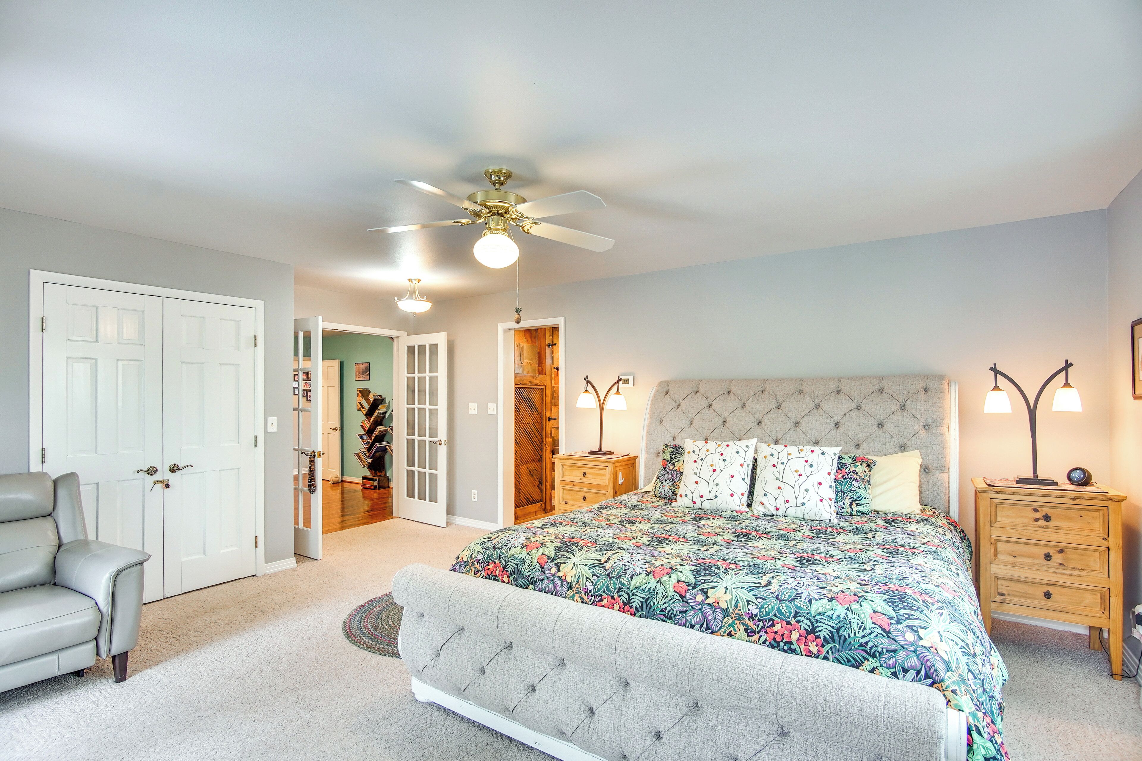 4 bedrooms, desk, laptop workspace, iron/ironing board