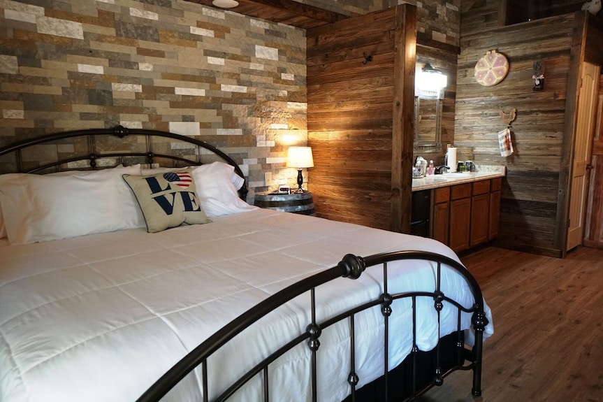 Bakery Haus- Tres Leches | Pleasant Cabin For 2 - Fredericksburg, TX