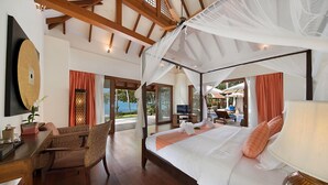 A bedroom with a four-poster bed, a desk with a chair, and a television. - Baan Chao Lay (Koh Samui)