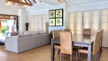Vila (5 Bedrooms) | Área de estar | Smart TV, DVD player