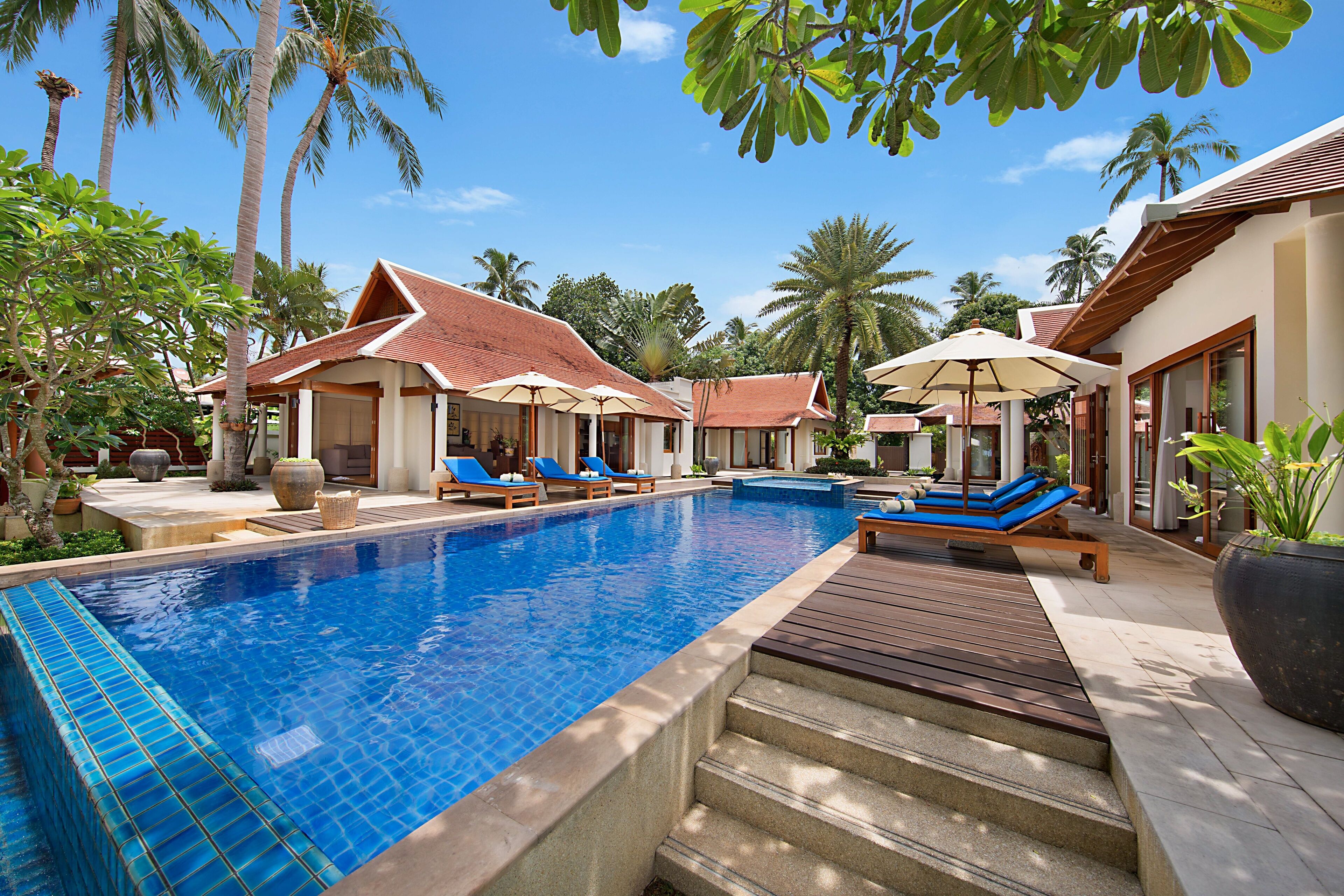 Piscina externa, guarda-sóis, espreguiçadeiras