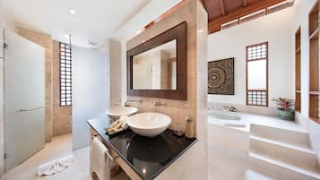 Villa (5 Bedrooms) | Bathroom | Separate tub and shower, free toiletries, towels, toilet paper