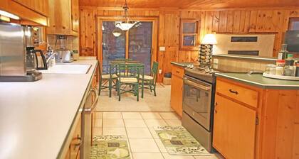 Betsie Bliss Cottage, Riverfront / Hot Tub, Skiing, Golf