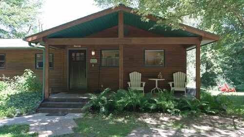 Betsie Bliss Cottage, Riverfront / Hot Tub, Skiing, Golf