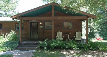 Betsie Bliss Cottage, Riverfront / Hot Tub, Skiing, Golf