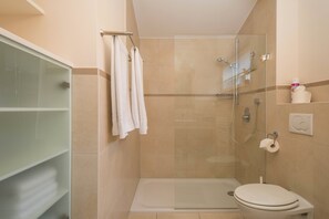 Douche, sèche-cheveux, serviettes fournies