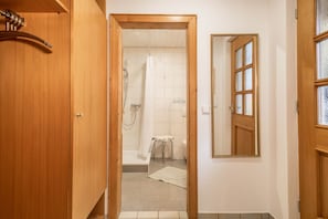 Dusche, Haartrockner, Handtücher