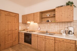 Fridge, oven, stovetop, coffee/tea maker