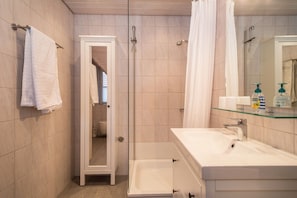 Een douche, een haardroger, handdoeken