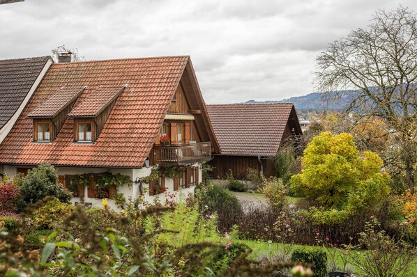 Exterior - Lovely Apartment ‘Apfelblüte’ on Farm House with Balcony and Mountain View (Lindau)
