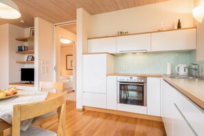 Fridge, oven, stovetop, dishwasher - Comfy Apartment ‘Rosenblüte’ on idyllic Family Farm House (Lindau)