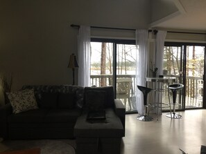 Smart-TV, Kamin, DVD-Player, Bücher
