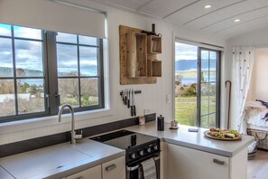 Frigorífico, horno, placa de cocina y hervidor eléctrico