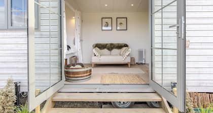 The Shepherds Legacy hut with lake and mountain views/pet friendly