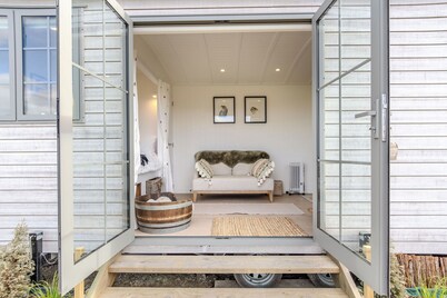 The Shepherds Legacy hut with lake and mountain views/pet friendly