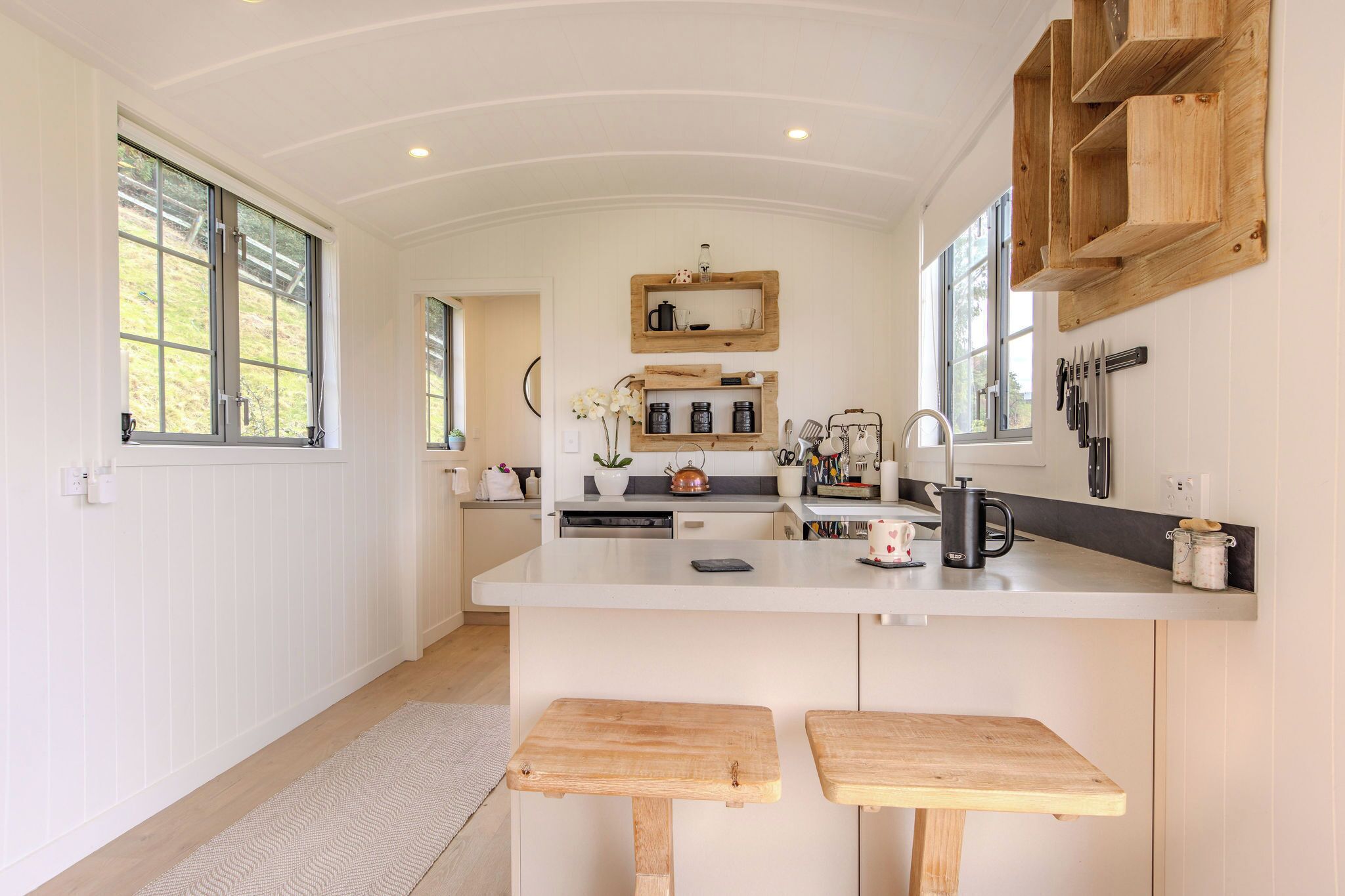 Fridge, oven, stovetop, electric kettle