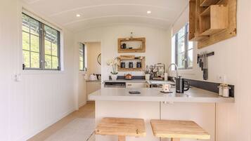 Fridge, oven, stovetop, electric kettle