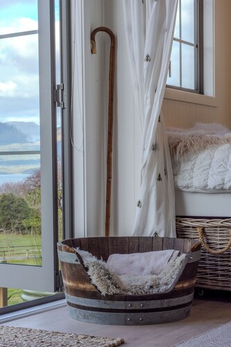 The Shepherds Legacy hut with lake and mountain views/pet friendly