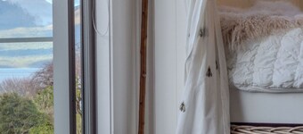 The Shepherds Legacy hut with lake and mountain views/pet friendly