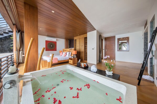 Villa (5 Bedrooms) | Bathroom | Separate tub and shower, free toiletries, hair dryer, bathrobes
