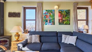 Televisión, chimenea y futbolito