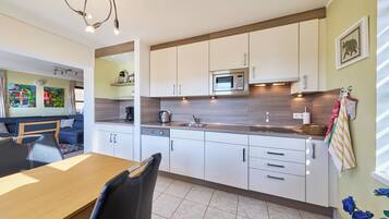 Refrigerador, microondas, lavavajillas y tostadora