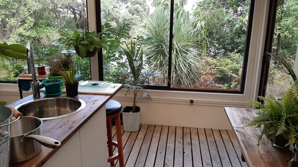 Fridge, microwave, stovetop, coffee/tea maker - Madhuban-Waterfront Queen Sleeps 2- Sailing/Fishing/Hiking/Trekking in Whangaroa (Whangaroa)