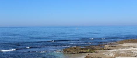 Beach nearby, sun-loungers, beach towels