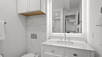 Tina con regadera, secadora de cabello, toallas, jabón