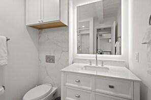 Combined shower/tub, hair dryer, towels, soap - 3 Bed/3 Bath In Town Aspen Luxury King & 2 Queen Bed W/D AC Parking Balcony Wifi (Aspen)