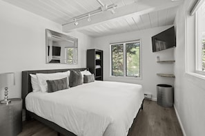 3 bedrooms, iron/ironing board, free WiFi, bed sheets - 3 Bed/3 Bath In Town Aspen Luxury King & 2 Queen Bed W/D AC Parking Balcony Wifi (Aspen)