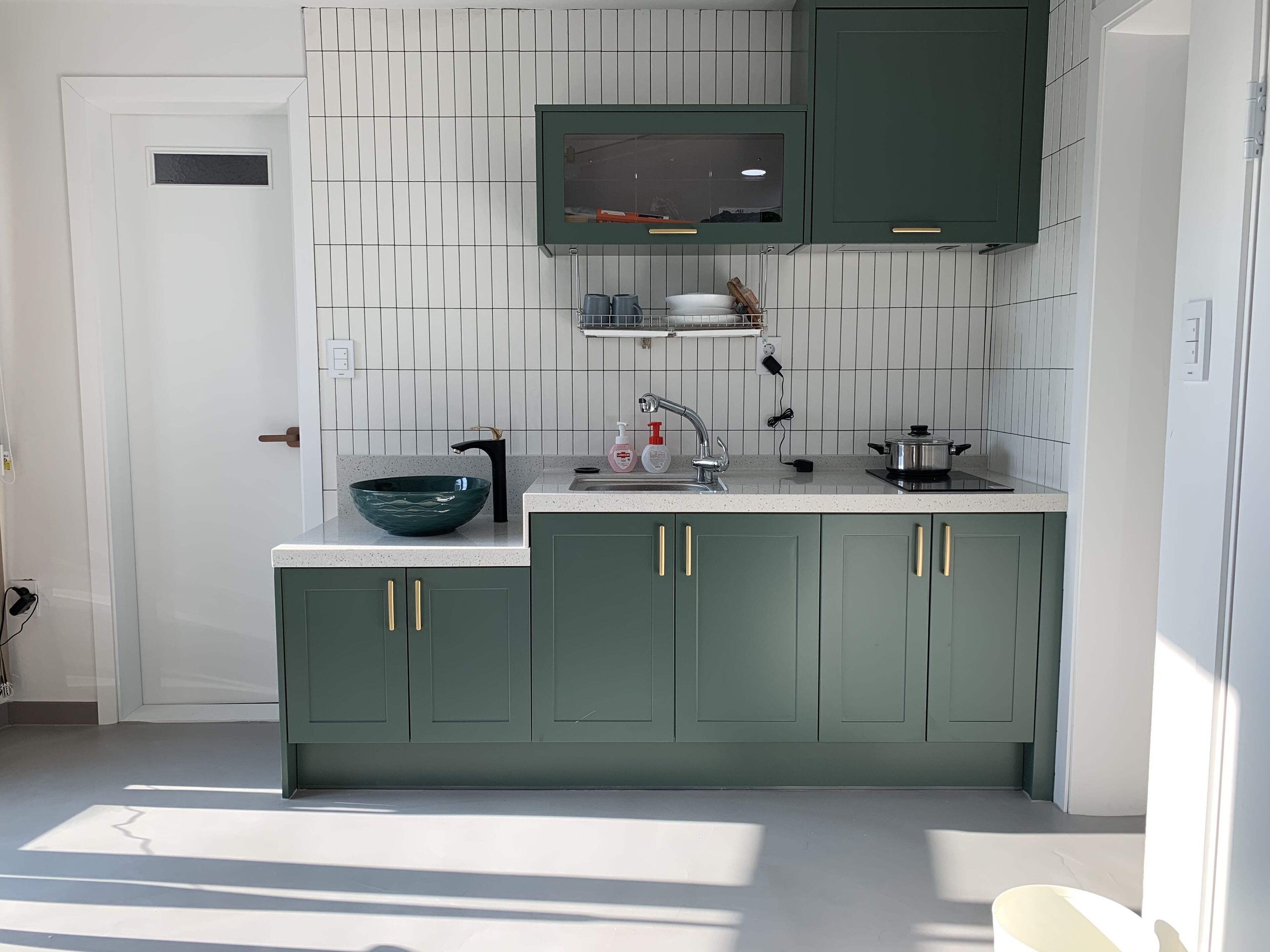 Apartamento conforto, 2 quartos | Cozinha privada | Geladeira, micro-ondas, cooktop, talheres/pratos/utensílios de cozinha