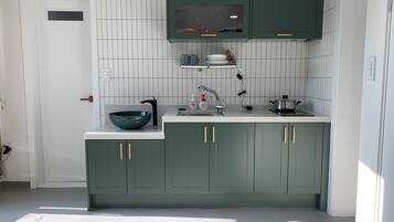 Apartamento conforto, 2 quartos | Cozinha privada | Geladeira, micro-ondas, cooktop, talheres/pratos/utensílios de cozinha